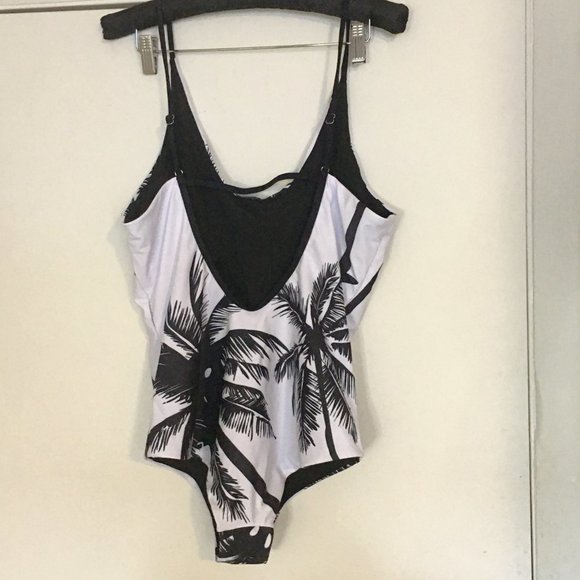 IFFEI One Piece Black/White Graphic Swimsuit  🌴🥥 NEW WITH TAGS! - Picture 6 of 13